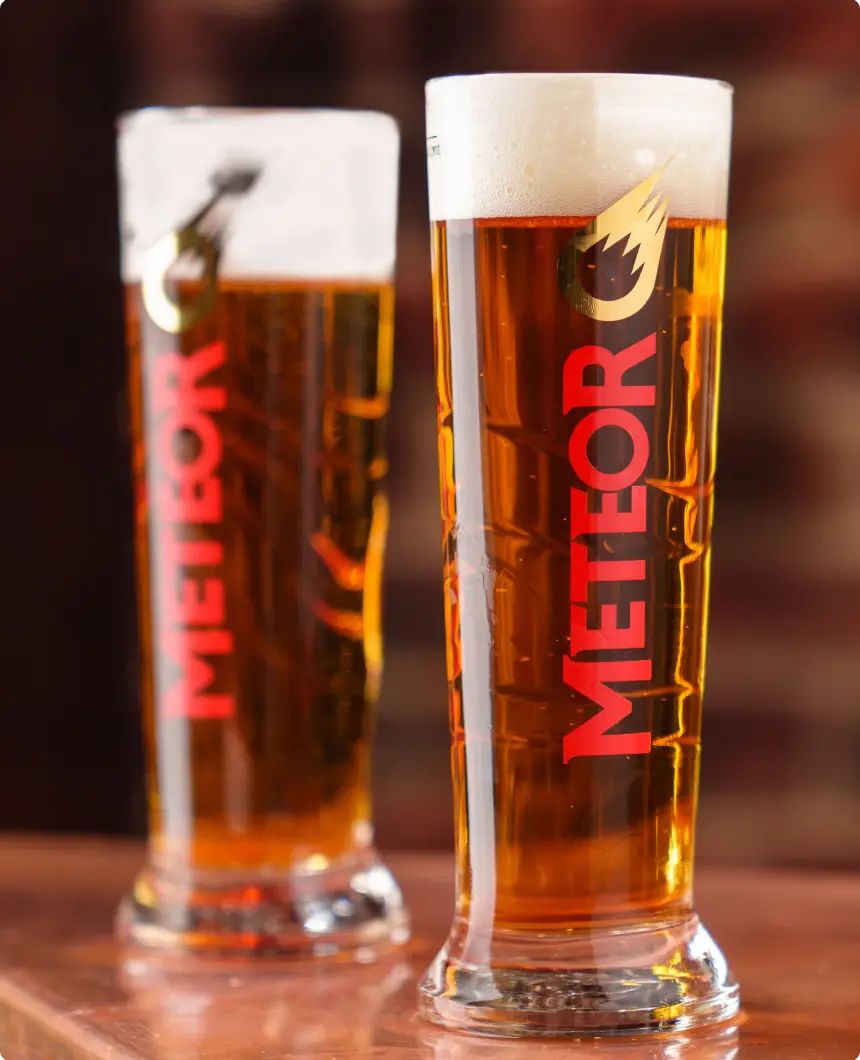 Bière blonde Meteor servie à la pression, spécialité de la Brasserie alsacienne à Marseille.