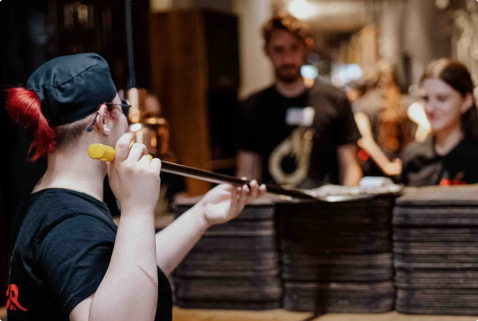 Équipe de la Brasserie Meteor à Marseille, souriante et passionnée, au cœur du service.