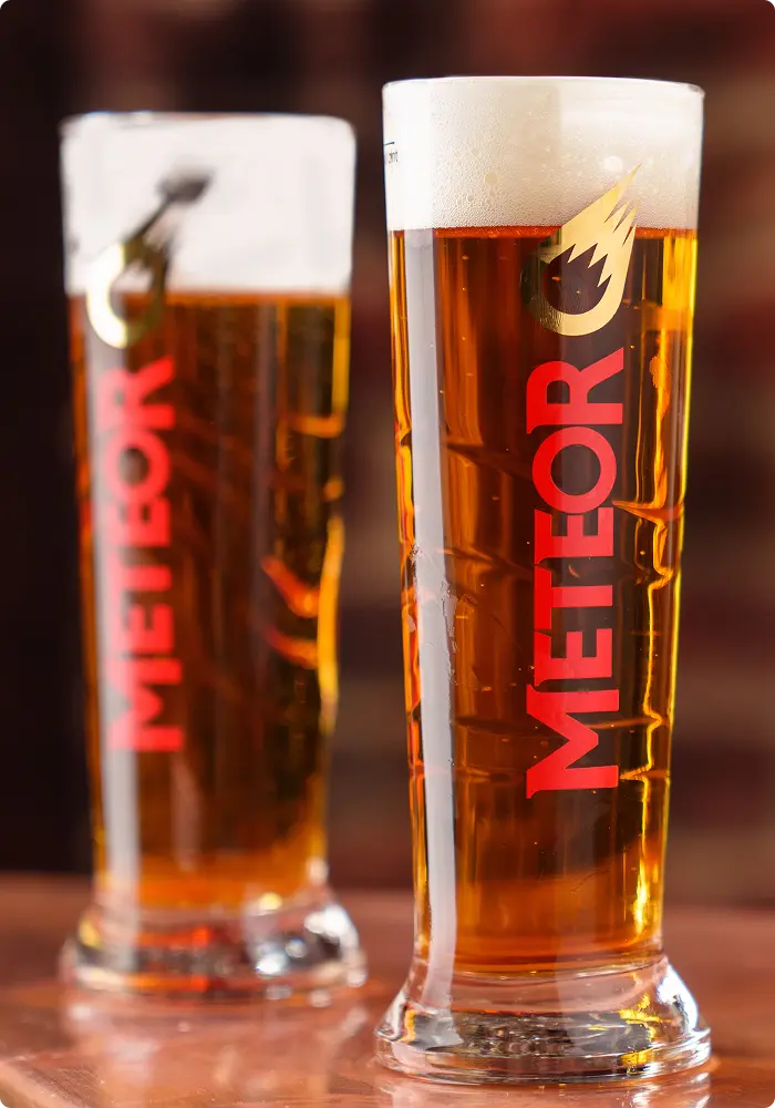 Bière blonde Meteor servie à la pression, spécialité de la Brasserie alsacienne à Marseille.