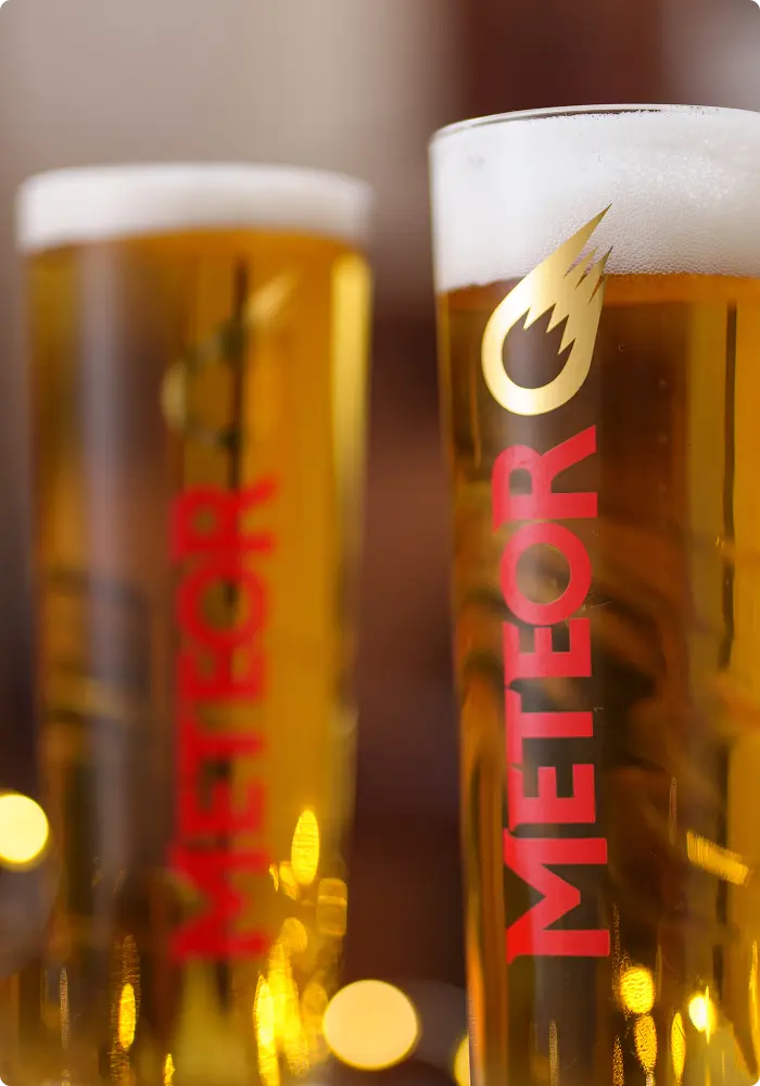 Verres de bière Meteor dorée, brassée en Alsace et servie fraîche à la Brasserie Meteor Marseille.